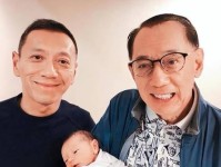 香港富二代齐聚启德看球 霍启山同框杨政龙 何超琼穿拖鞋好休闲 杨受成