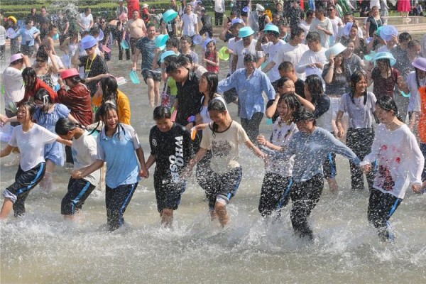 云南民族村傣历1381新年泼水节狂欢