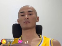 男子长相酷似科比 剃光头直播 还换上了24号球衣 