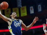 炸裂 贝兹利中路突破防守 暴力隔扣闫鹏飞 广东