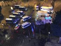 法国夺冠巴黎狂欢发生暴乱 蒙面人超市药店抢劫大肆破坏