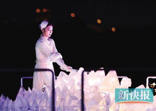 韩国花滑名将金妍儿在开幕式上点燃主火炬。新华社发