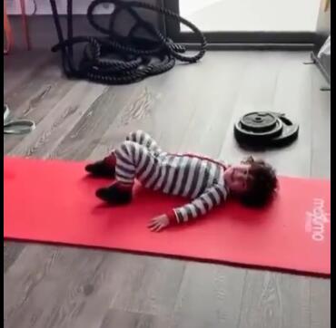 梅西教儿子Ciro锻炼  2岁西罗做臀桥梅西一旁数数