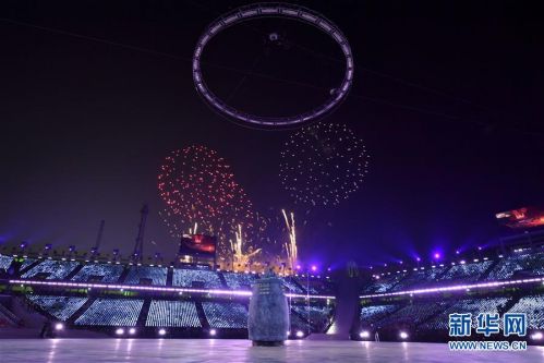 ↑2月9日,2018年平昌冬奥会开幕式在平昌奥林匹克体育场举行。 这是开幕式上的烟花表演。(2月9日摄) 新华社记者吕小炜摄