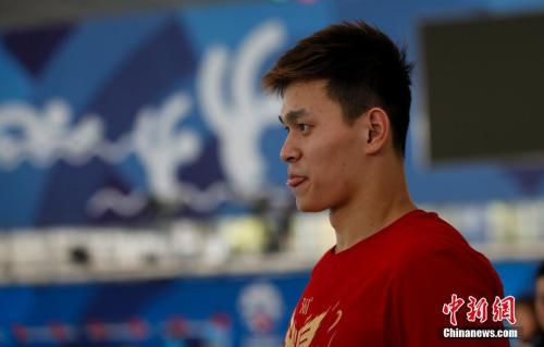 孙杨进行赛前训练。 中新社记者 杜洋 摄 点击进入下一页