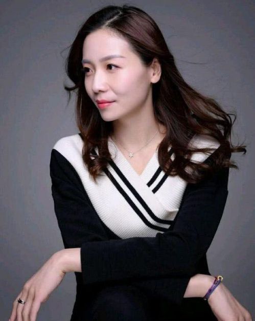 中国女排前队长剪短发 魏秋月颜值依旧