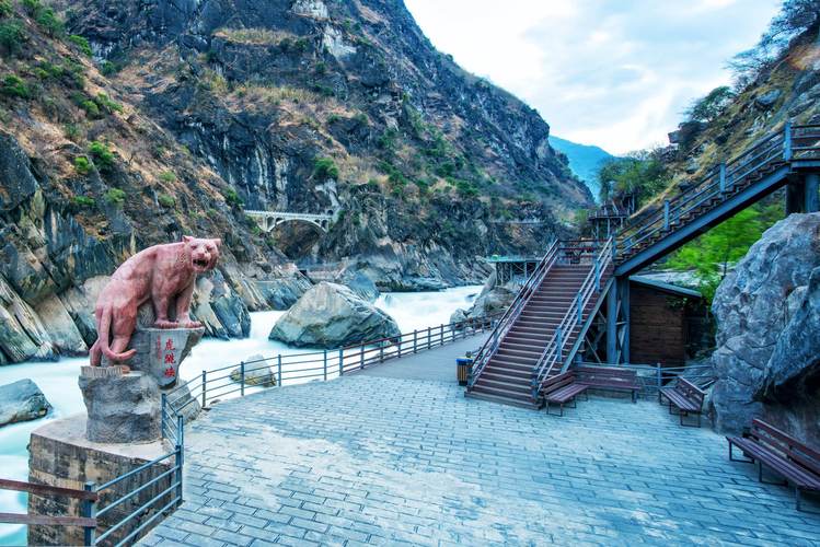 香格里拉虎跳峡景区：奇与美均是自然的馈赠
