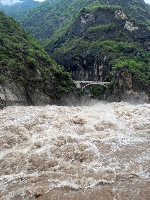 云南迪庆：冬游虎跳峡热度攀升