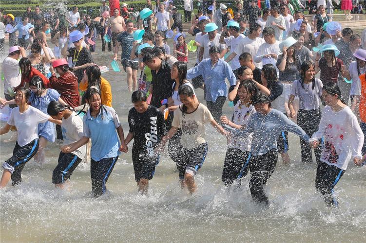 云南民族村傣历1381新年泼水节狂欢