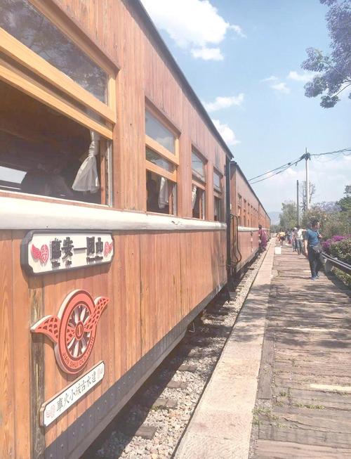 乘着“小火车” 在建水体验慢生活