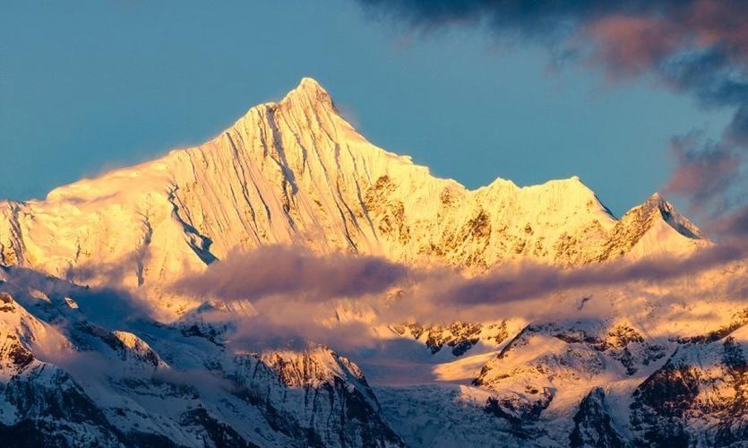 在梅里雪山见证"星河流淌"和"日照金山"奇观
