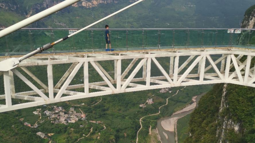 高空玻璃栈道，你敢来挑战吗？