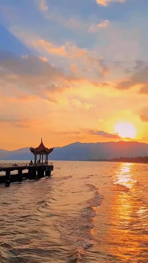有一种美叫“抚仙湖和日出日落同框”