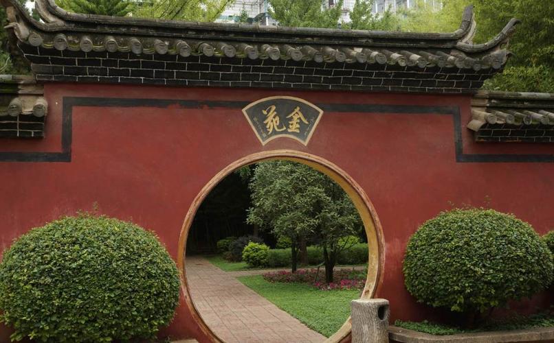 古寺幢幢有景,深秋庭院静雅